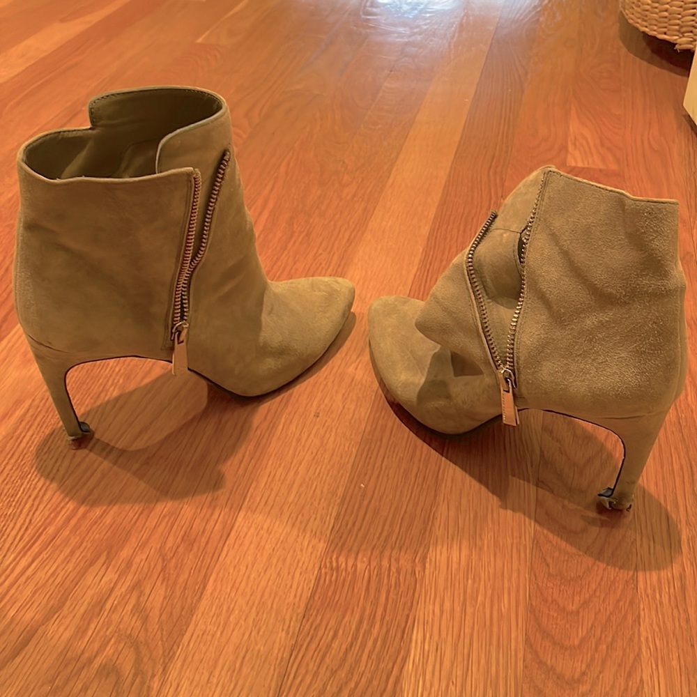 9.5 M Vince Camuto tan suede booties